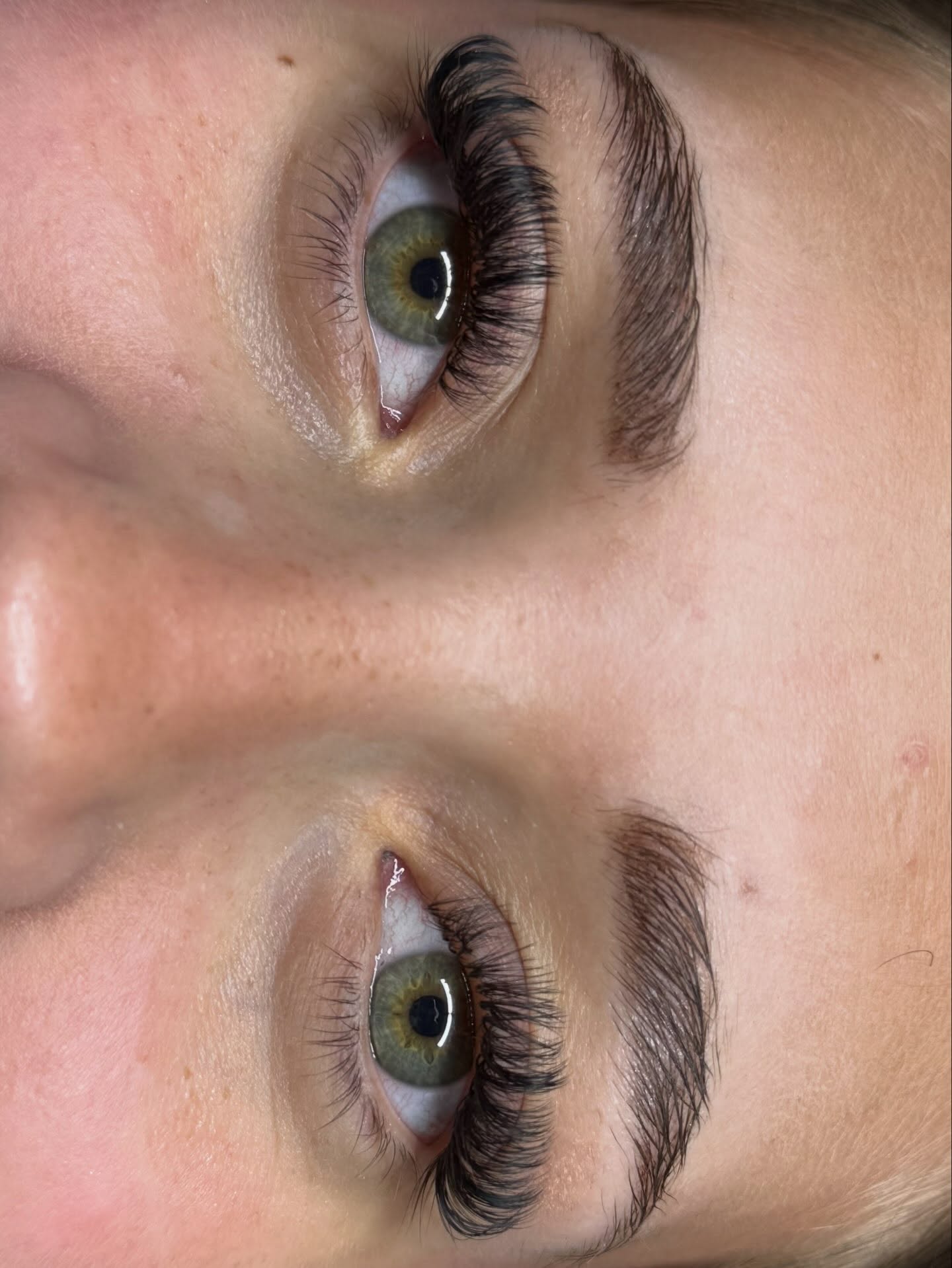 Soft Volume Lashes von oben fotografiert